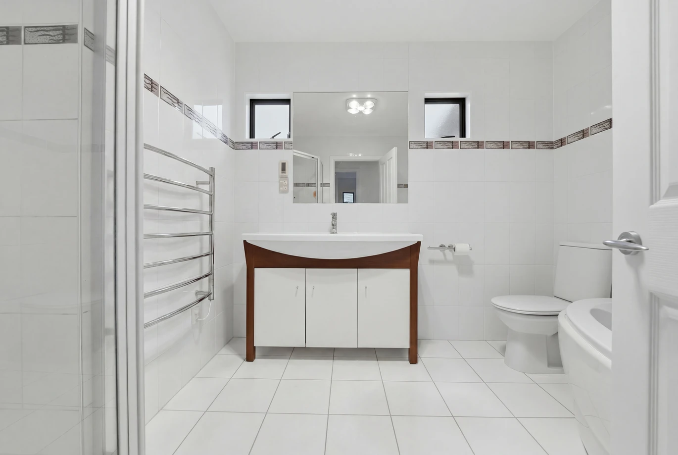 Built with a modern cavity system, 247m2 4 beds 2.5 baths house with double garage and a basement wine cellar, zoned for Marina View School, Hobsonville School, Hobsonville Point Secondary School, St Paul’s School, 157C Hobsonville Road West Harbour, Auckland