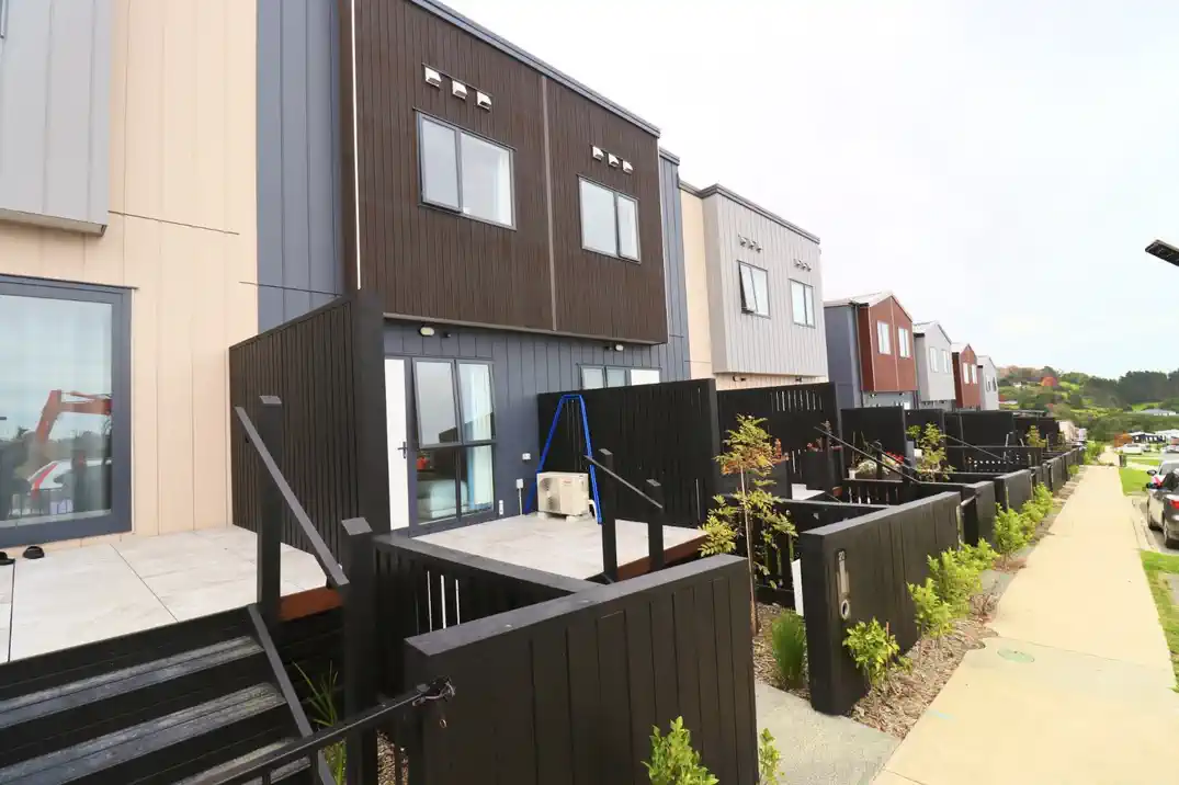 For rent, No smoking, Small pets allowed, 3 beds 2 baths townhouse with car park, We welcome new immigrants and families on WINZ benefits!! Available from 9th July, 20 Salvia Lane, Totara Park, Auckland
