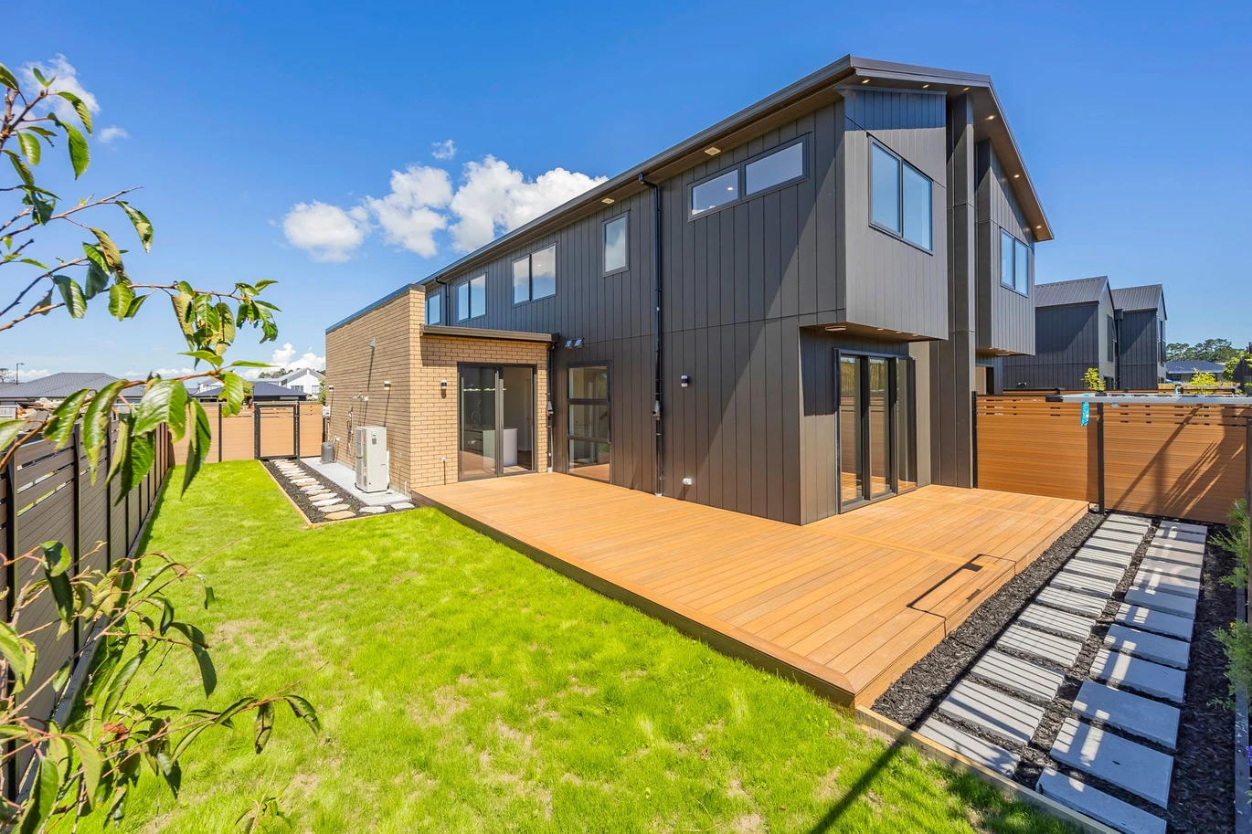 10-Year Master Build Guarantee, Brandnew 3 beds 3 baths duplex home with garage, close proximity to highly-regarded kindergartens and primary schools, and is handy to the vibrant cafes, shops, and amenities of the Kumeu Town Centre. 89 Podgora Avenue Huapai, Auckland