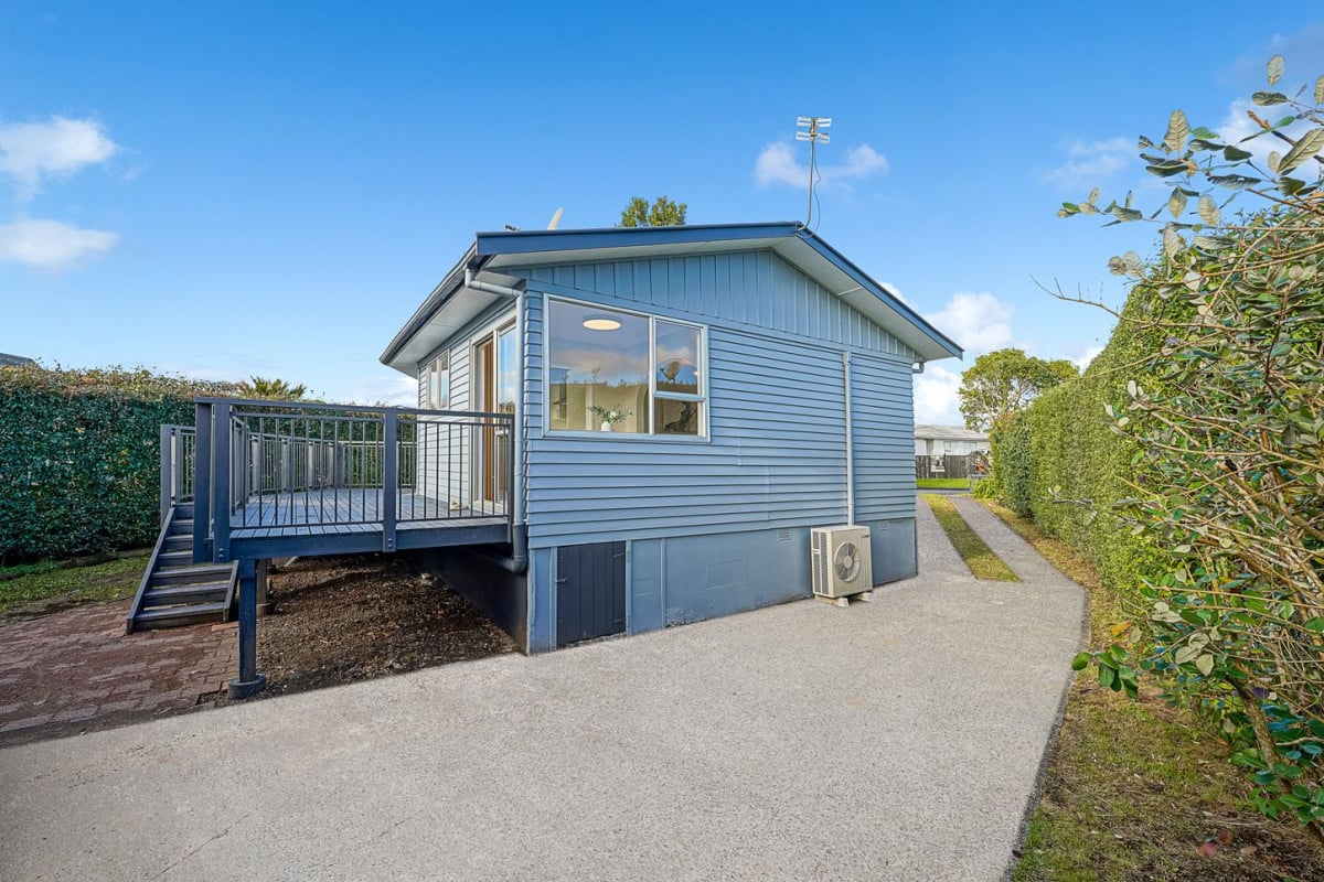 Motivated Vendor with Retirement Plans, 615m2 section, Renovated 3 beds + Flexi room 1 bath house with standalone double garage, close to schools, Lincoln Road’s shops, supermarkets, motorway access, 85 Riverpark Crescent, Henderson, Auckland