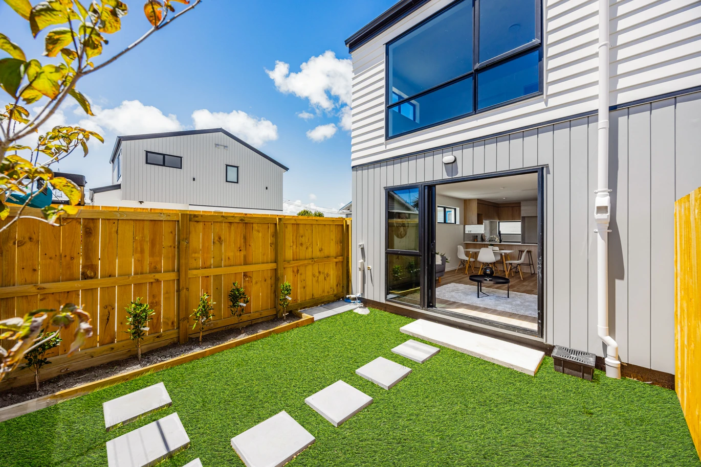 Urgent sale, Freehold 2 beds 1.5 baths home with car park, Less than one minute to the motorway SH1 access, close to schools, Otahuhu town centre, B-F/35 Albert Street Otahuhu, Auckland