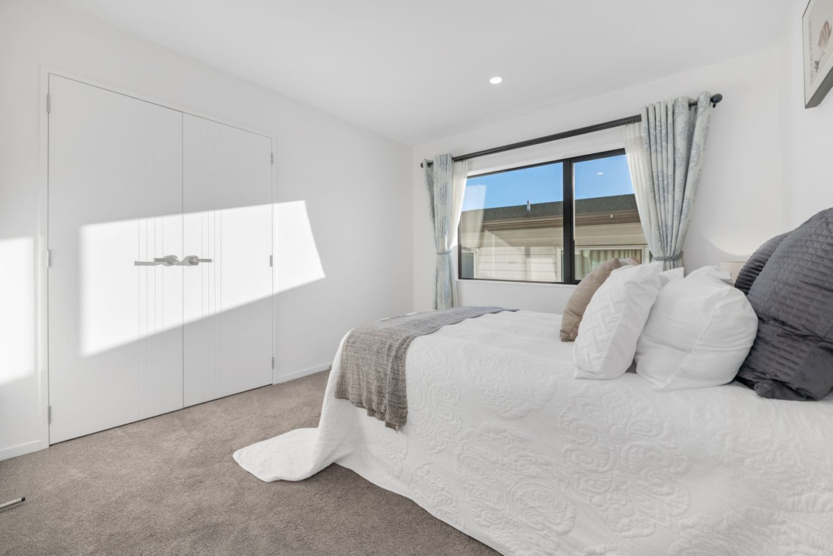 Mission Heights school zone, 2 Kitchens, Clever 1 + 5 layout, 6 beds (3 ensuites) 4.5 baths house, double garage, 34 Kilcooley Road, Flat Bush, Auckland