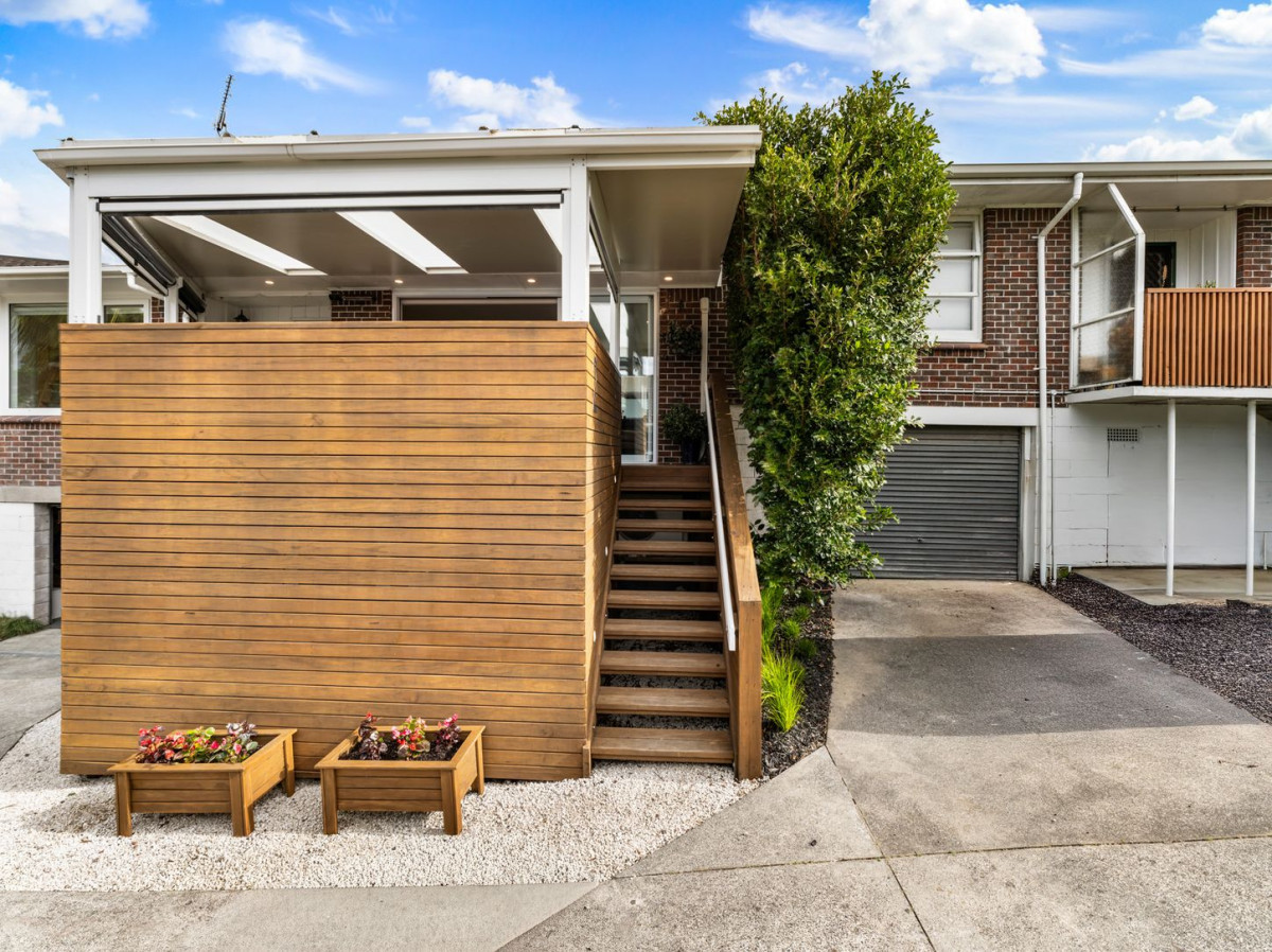 Must Sell, Owners relocating to South Island, 107m2 2 beds (1 ensuite) + study room 2baths home with garage, With access to Baradene College, St Thomas School and Selwyn College, 2/64 Allum Street, Kohimarama, Auckland