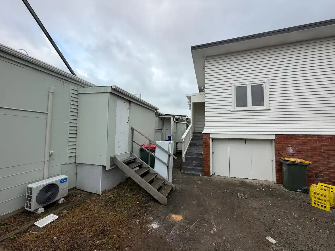 For rent, 2 beds 1 bath unit, Available from 27th June, Conveniently located behind the local shops on Main Road, 68 Main Road, Kumeu, Auckland