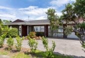For rent, Macleans College zone, No smoking, 3 beds 1 bath home, available now, 44A Vivian Wilson Drive, Eastern Beach, Auckland