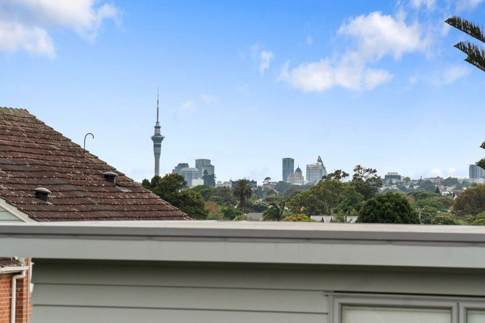 Mt Albert Grammar School zone, Standalone 5 beds + office 4 baths house with double garage, with easy access to public transport and within walking distance to Sandringham local cafés, shops, and amenities. 298B Mount Albert Road, Sandringham, Auckland