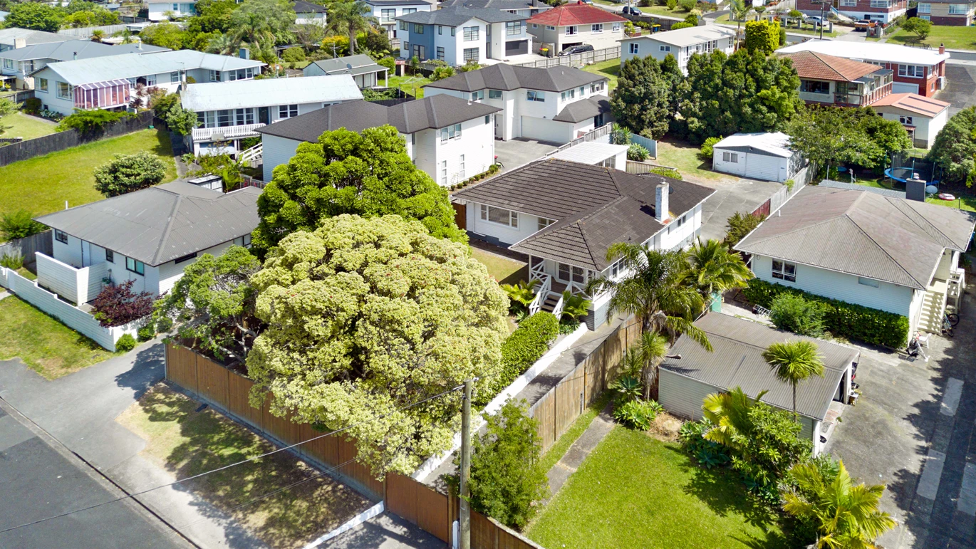 809m2 section, Must SELL ASAP, Due to mounting financial pressures, Forget the CV and ignore past prices, 4 beds 1.5 baths house wit garage, In zone for Freyberg Community School, Rangeview Intermediate, and Rutherford College. 16 Coniston Avenue Te Atatu South, Auckland