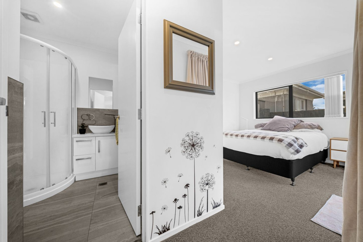 Must sell, 3 beds 2 baths home with garage on 205m2 section, located within walking distance to shops, supermarkets, cinemas, schools, 61a Wellington Street, Pukekohe, Auckland