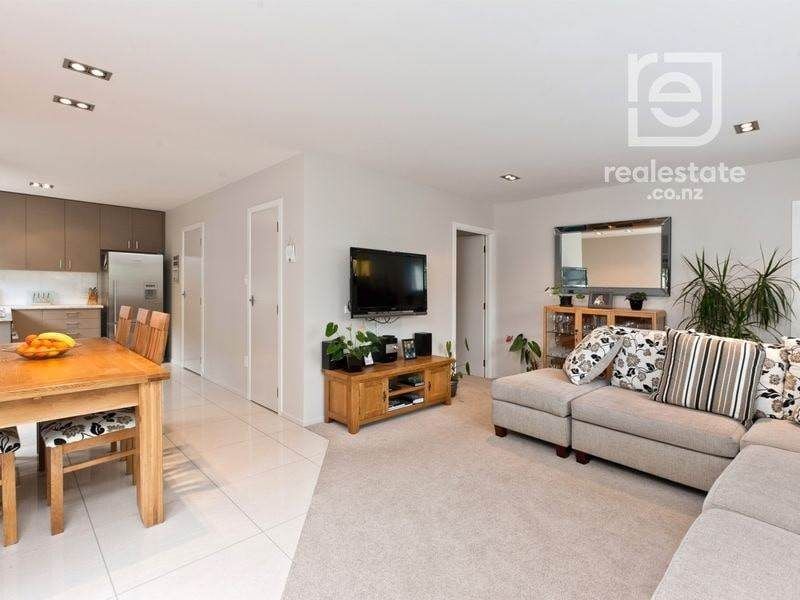 For rent, Macleans College zone, No smoking allowed, Pets considered on request, 2 beds + Flexi room 1 bath home with garage, available 26th June, 2/68 Hattaway Avenue, Bucklands Beach, Auckland