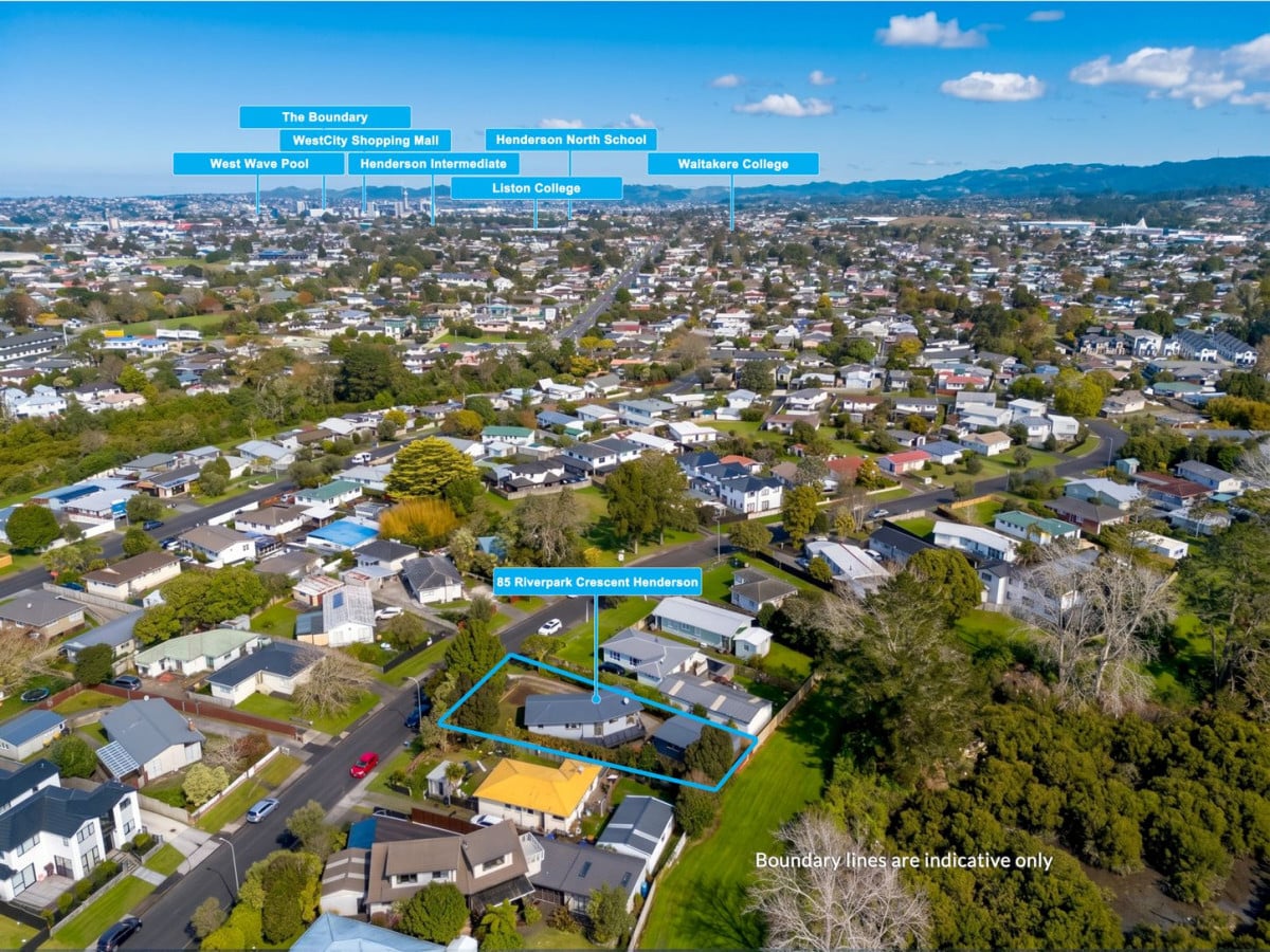 Motivated Vendor with Retirement Plans, 615m2 section, Renovated 3 beds + Flexi room 1 bath house with standalone double garage, close to schools, Lincoln Road’s shops, supermarkets, motorway access, 85 Riverpark Crescent, Henderson, Auckland