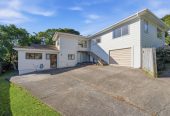 Rangitoto College zone, Home and income on 728m2 section, 171m2 4 beds 2 baths house with garage, The property provides flexible accommodation options, close to schools, Browns Bay village, beach, 4 Redwing Street, Browns Bay, Auckland