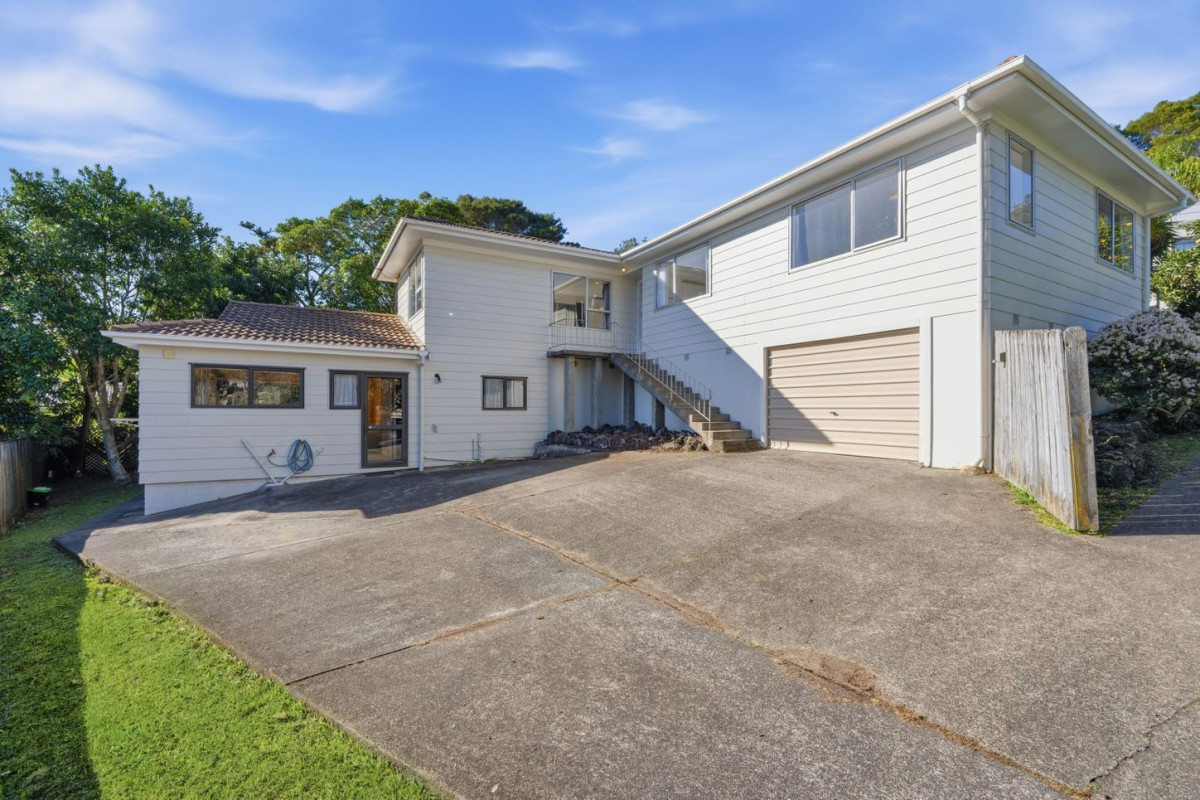 Rangitoto College zone, Home and income on 728m2 section, 171m2 4 beds 2 baths house with garage, The property provides flexible accommodation options, close to schools, Browns Bay village, beach, 4 Redwing Street, Browns Bay, Auckland