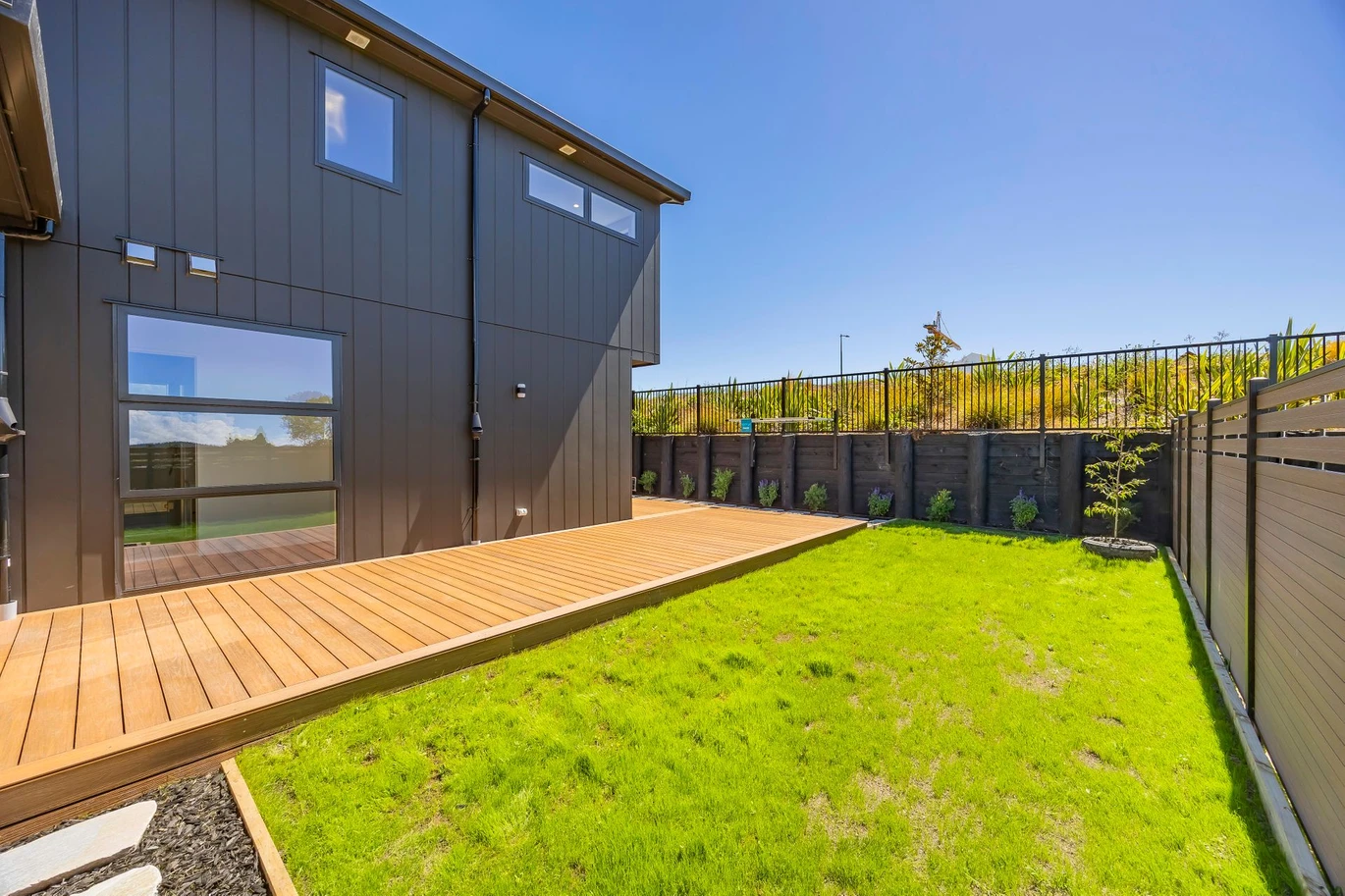 10-Year Master Build Guarantee, Brandnew 3 beds 3 baths duplex home with garage, close proximity to highly-regarded kindergartens and primary schools, and is handy to the vibrant cafes, shops, and amenities of the Kumeu Town Centre. 89 Podgora Avenue Huapai, Auckland