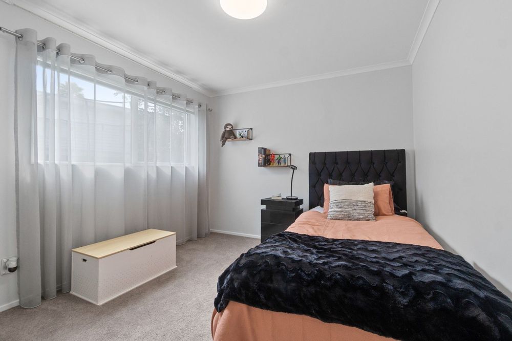 Mt Albert Grammar School zone, Standalone 5 beds + office 4 baths house with double garage, with easy access to public transport and within walking distance to Sandringham local cafés, shops, and amenities. 298B Mount Albert Road, Sandringham, Auckland