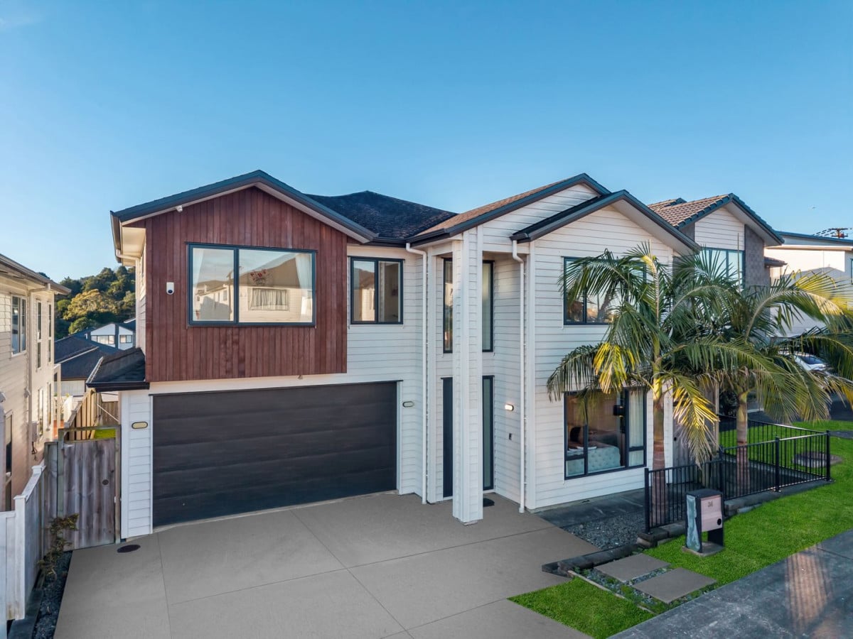 Mission Heights school zone, 2 Kitchens, Clever 1 + 5 layout, 6 beds (3 ensuites) 4.5 baths house, double garage, 34 Kilcooley Road, Flat Bush, Auckland