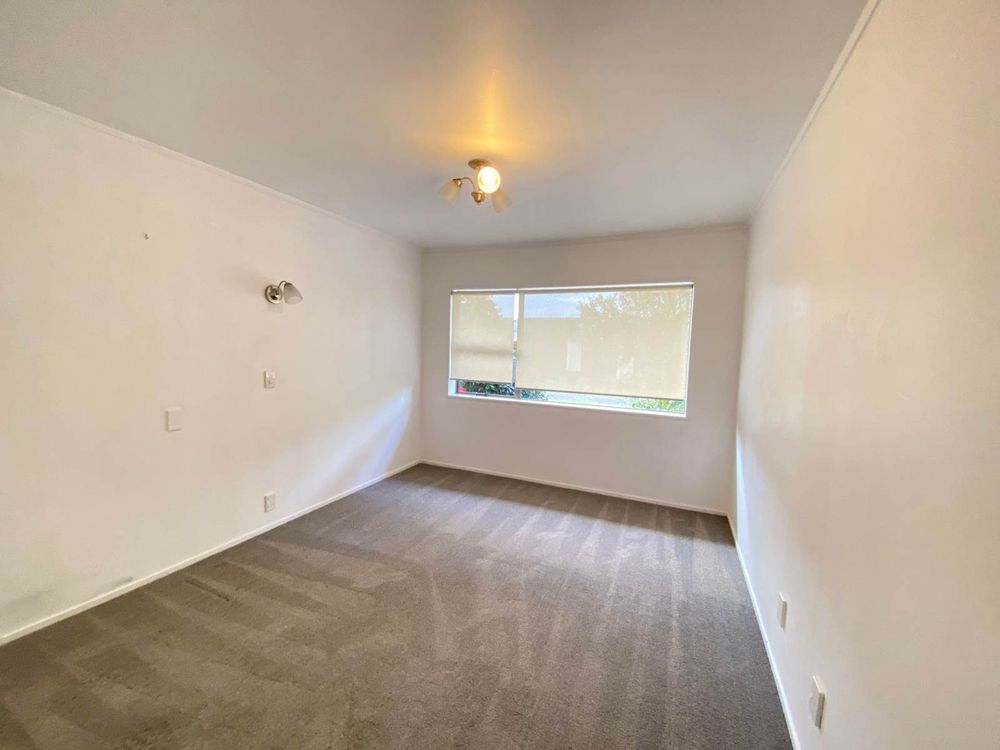 For rent, Macleans College zone, No smoking, 3 beds 1 bath home, available now, 44A Vivian Wilson Drive, Eastern Beach, Auckland