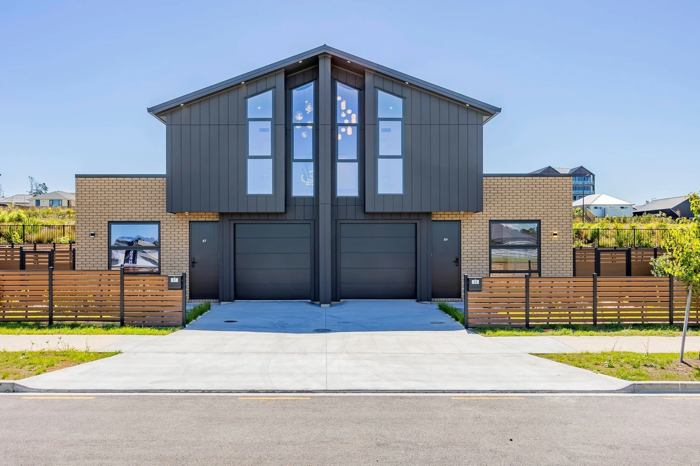 10-Year Master Build Guarantee, Brandnew 3 beds 3 baths duplex home with garage, close proximity to highly-regarded kindergartens and primary schools, and is handy to the vibrant cafes, shops, and amenities of the Kumeu Town Centre. 89 Podgora Avenue Huapai, Auckland