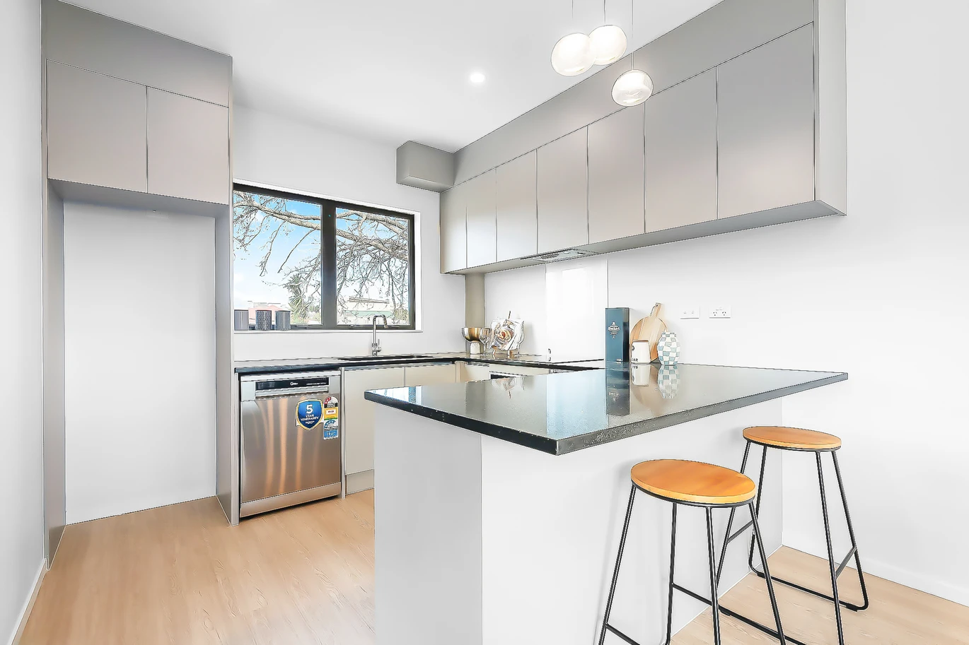 Urgent Sell, ASAP, Enquiries over $670K, 10-Year Master Build Guarantee. 140m2 Brandnew freehold 3 beds 2 baths home with garage, move-in ready, walk a mere 600m to Kelston Mall and Woolworths. 2/4052 Great North Road Glen Eden, Auckland