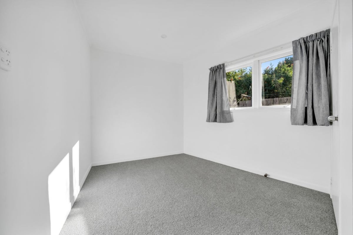 Landlord Needs to Cash Up for Out of Auckland, 80m2 Renovated, Brick and tile  3 beds 1 bath home with carport, Private space at the back opening directly from the bedrooms, move-in ready, close to shops, supermarkets, Mt Wellington Domain, easy motorway access, 9/18 Harding Avenue, Mount Wellington, Auckland