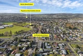 Standalone 3 beds 1 bath house with car park, close to schools, parks, town centre, easy motorway access, 1/39 Settlement Road Papakura, Auckland
