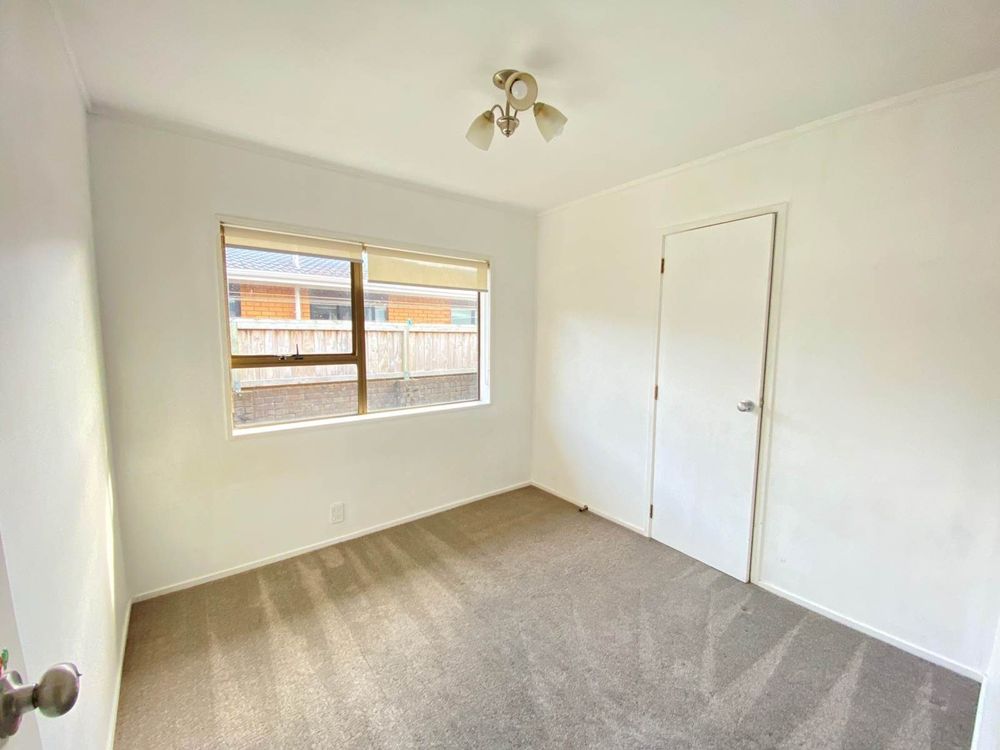 For rent, Macleans College zone, No smoking, 3 beds 1 bath home, available now, 44A Vivian Wilson Drive, Eastern Beach, Auckland