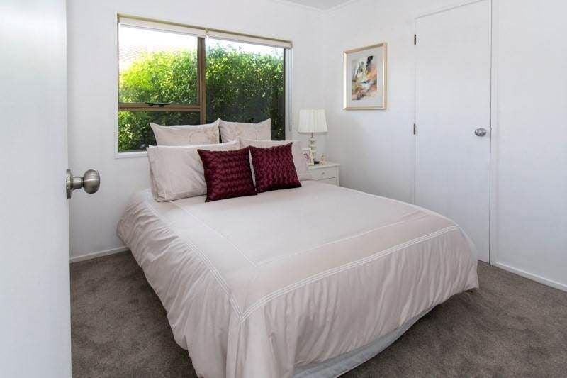For rent, Macleans College zone, No smoking, 3 beds 1 bath home, available now, 44A Vivian Wilson Drive, Eastern Beach, Auckland
