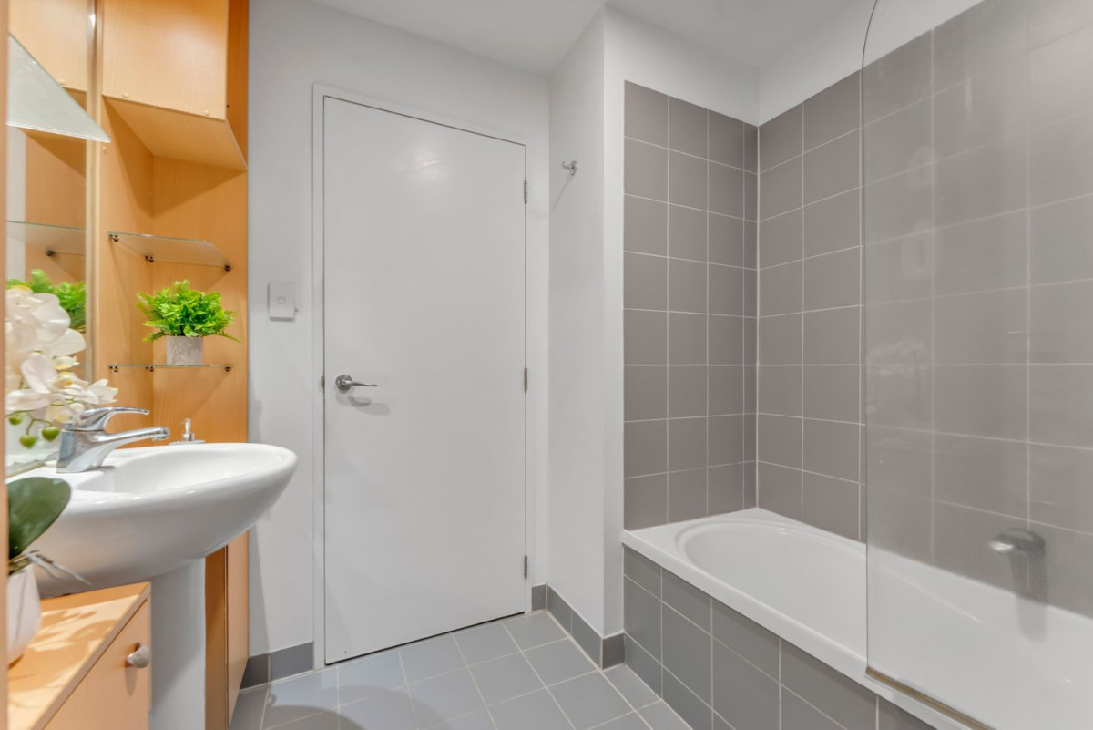 Owners Bound for the Country, 130m2 2 beds 2 baths townhouse with tandem garage, Located within the highly sought-after Summerfield Villas, residents enjoy exclusive access to excellent lifestyle amenities, including a heated swimming pool and fully equipped gym. 78/386 Richmond Road, Grey Lynn, Auckland