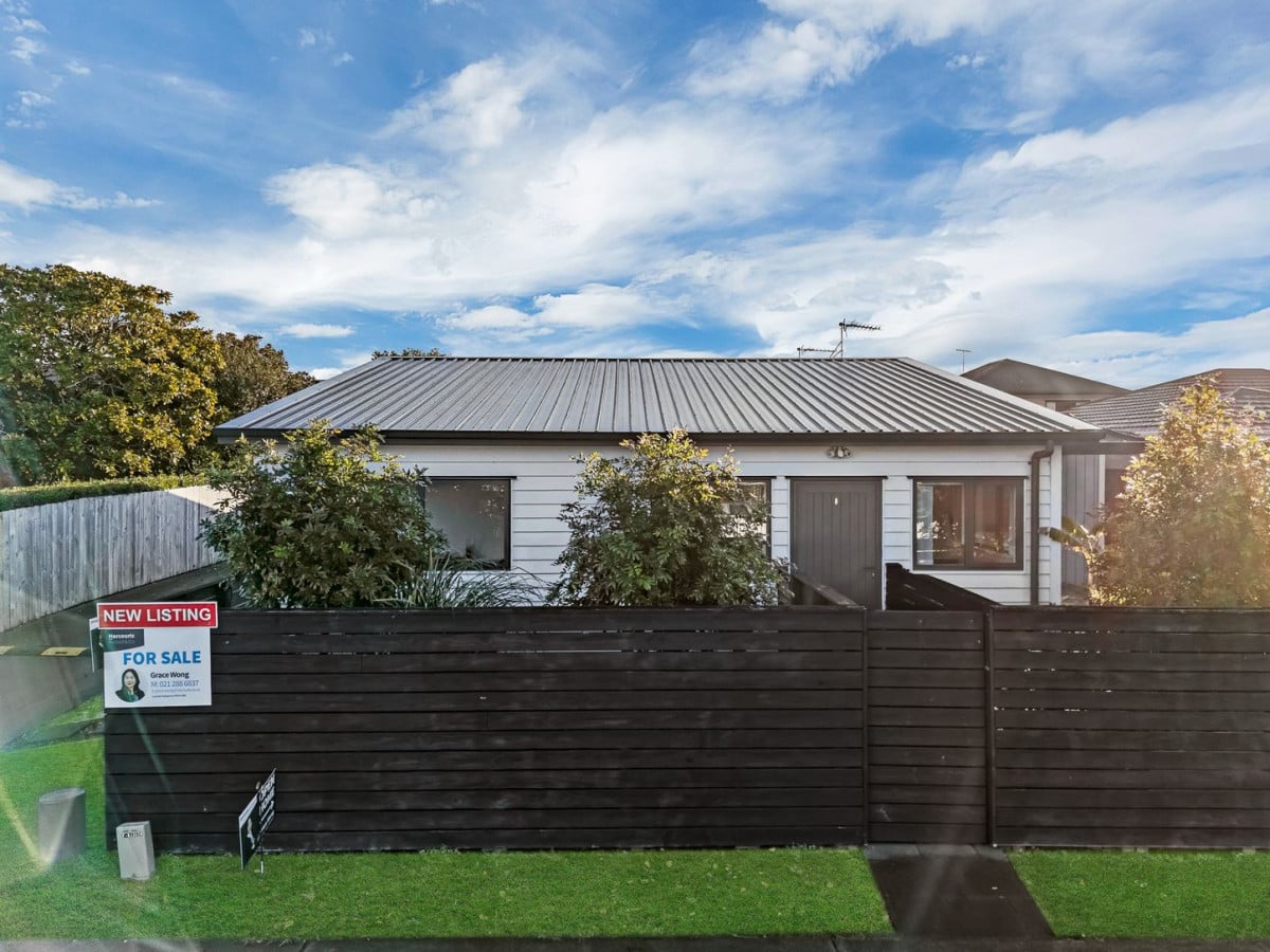 Must sell, 3 beds 2 baths home with garage on 205m2 section, located within walking distance to shops, supermarkets, cinemas, schools, 61a Wellington Street, Pukekohe, Auckland