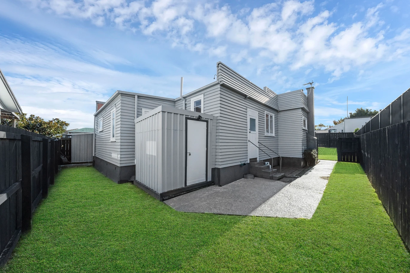 Standalone 3 beds 1 bath house with car park, close to schools, parks, town centre, easy motorway access, 1/39 Settlement Road Papakura, Auckland
