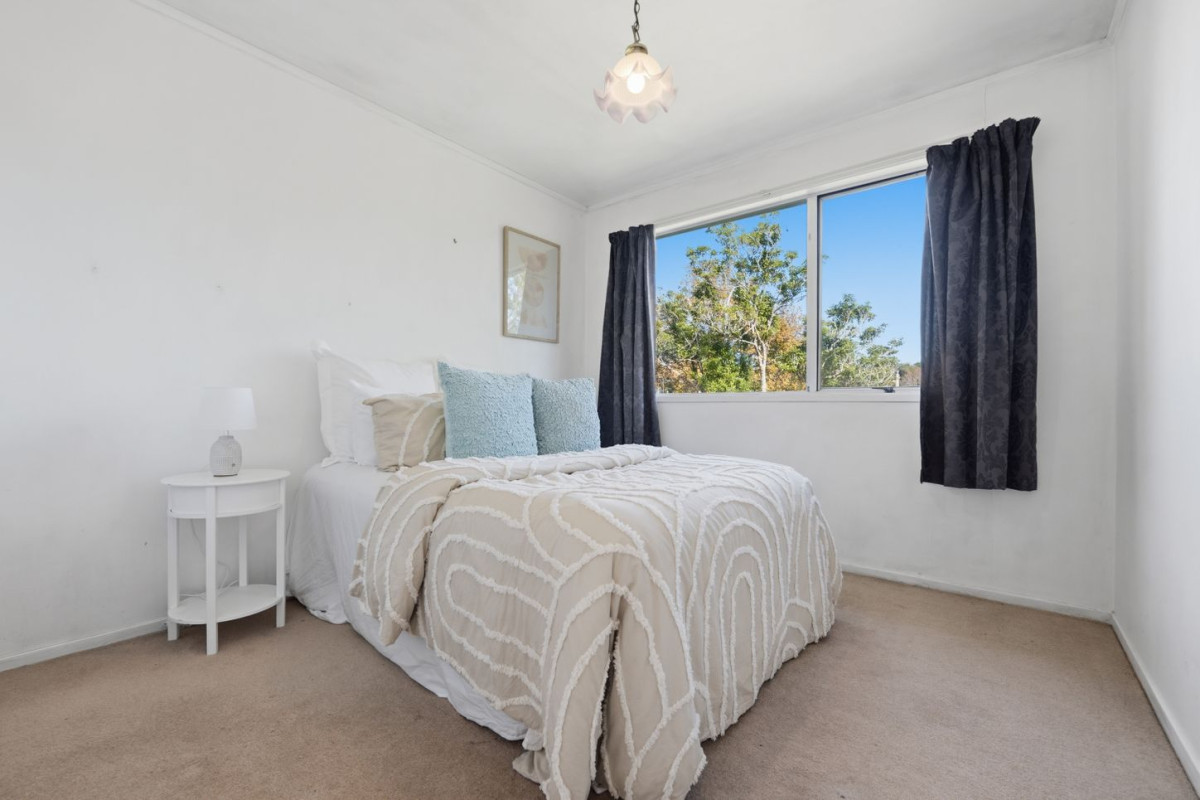 Rangitoto College zone, Home and income on 728m2 section, 171m2 4 beds 2 baths house with garage, The property provides flexible accommodation options, close to schools, Browns Bay village, beach, 4 Redwing Street, Browns Bay, Auckland