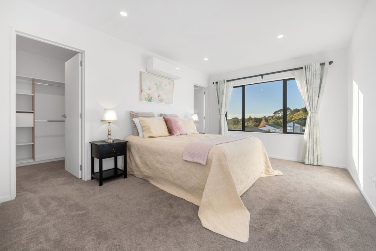 Mission Heights school zone, 2 Kitchens, Clever 1 + 5 layout, 6 beds (3 ensuites) 4.5 baths house, double garage, 34 Kilcooley Road, Flat Bush, Auckland