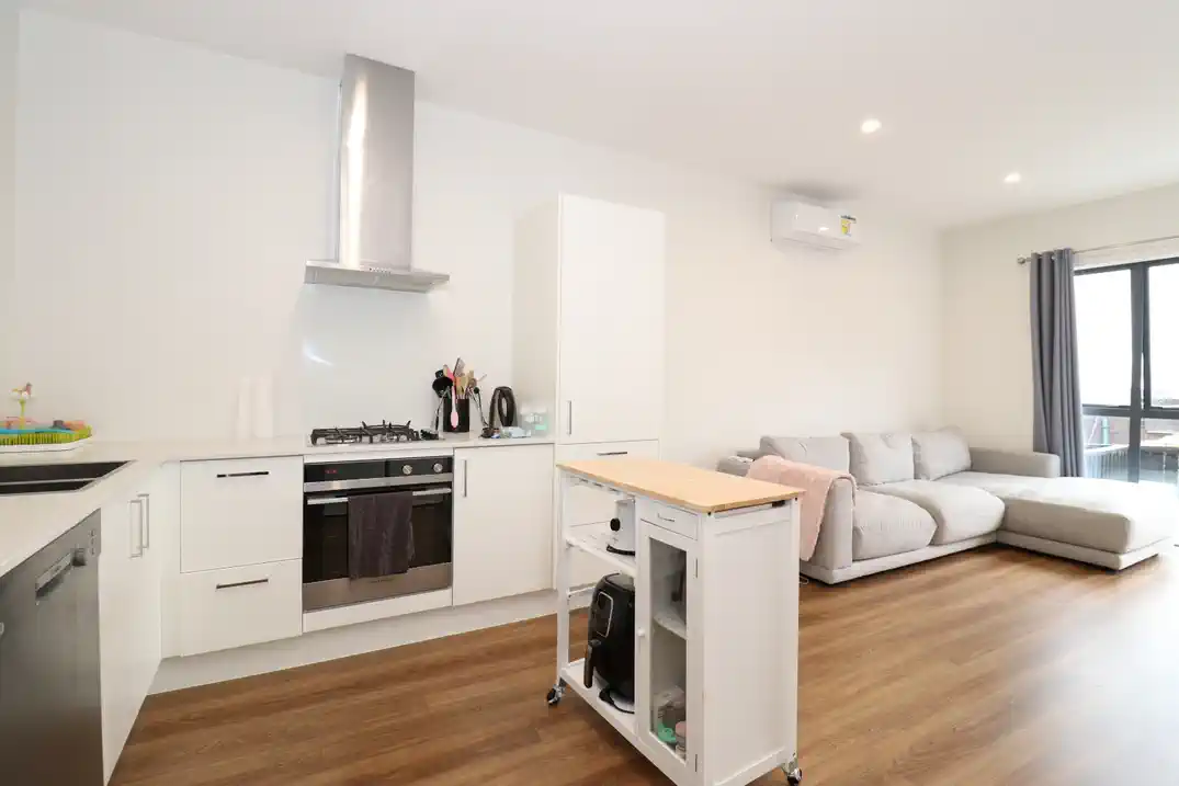 For rent, No smoking, Small pets allowed, 3 beds 2 baths townhouse with car park, We welcome new immigrants and families on WINZ benefits!! Available from 9th July, 20 Salvia Lane, Totara Park, Auckland