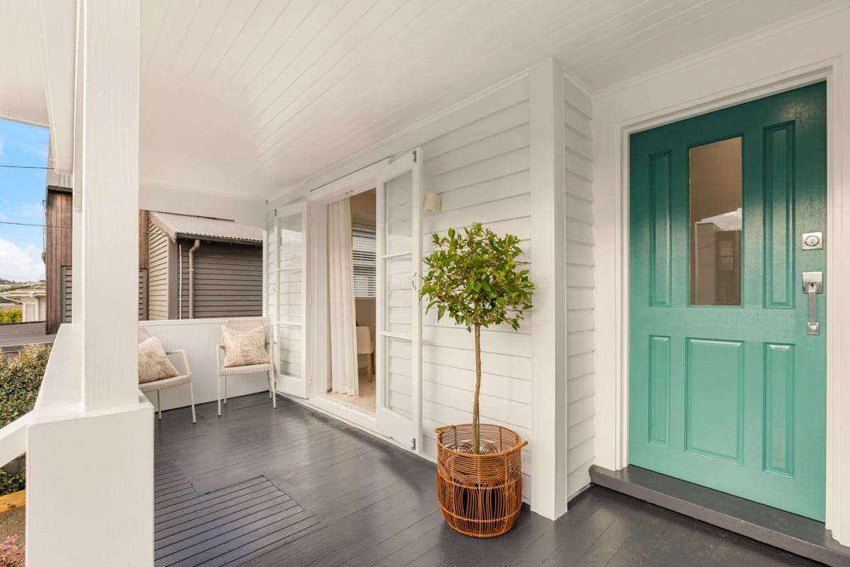 152m2 Renovated 3 beds 2 baths house with double carport, heritage charm with modern ease – a residence designed for those who appreciate authenticity, quality, and a lifestyle to match. 94 West End Road, Westmere, Auckland