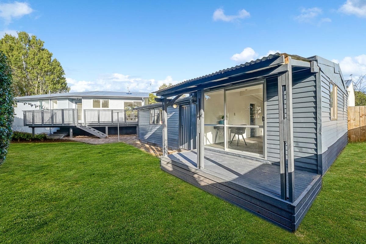 Motivated Vendor with Retirement Plans, 615m2 section, Renovated 3 beds + Flexi room 1 bath house with standalone double garage, close to schools, Lincoln Road’s shops, supermarkets, motorway access, 85 Riverpark Crescent, Henderson, Auckland