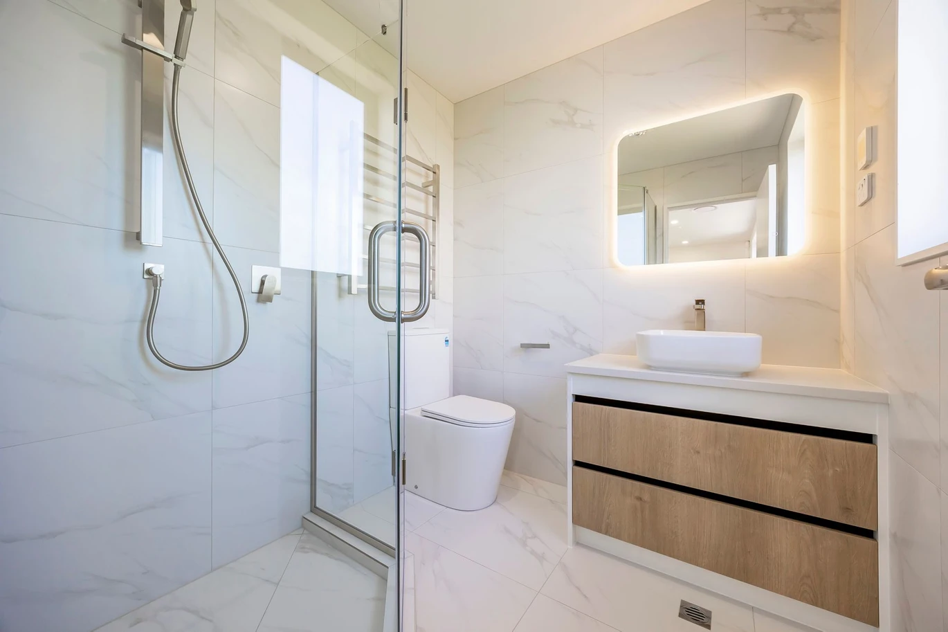 10-Year Master Build Guarantee, Brandnew 3 beds 3 baths duplex home with garage, close proximity to highly-regarded kindergartens and primary schools, and is handy to the vibrant cafes, shops, and amenities of the Kumeu Town Centre. 89 Podgora Avenue Huapai, Auckland