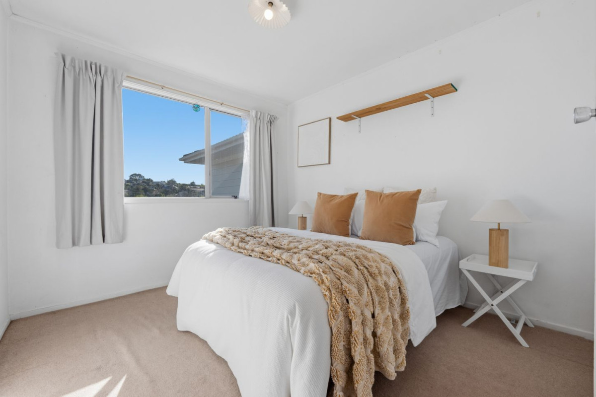 Rangitoto College zone, Home and income on 728m2 section, 171m2 4 beds 2 baths house with garage, The property provides flexible accommodation options, close to schools, Browns Bay village, beach, 4 Redwing Street, Browns Bay, Auckland