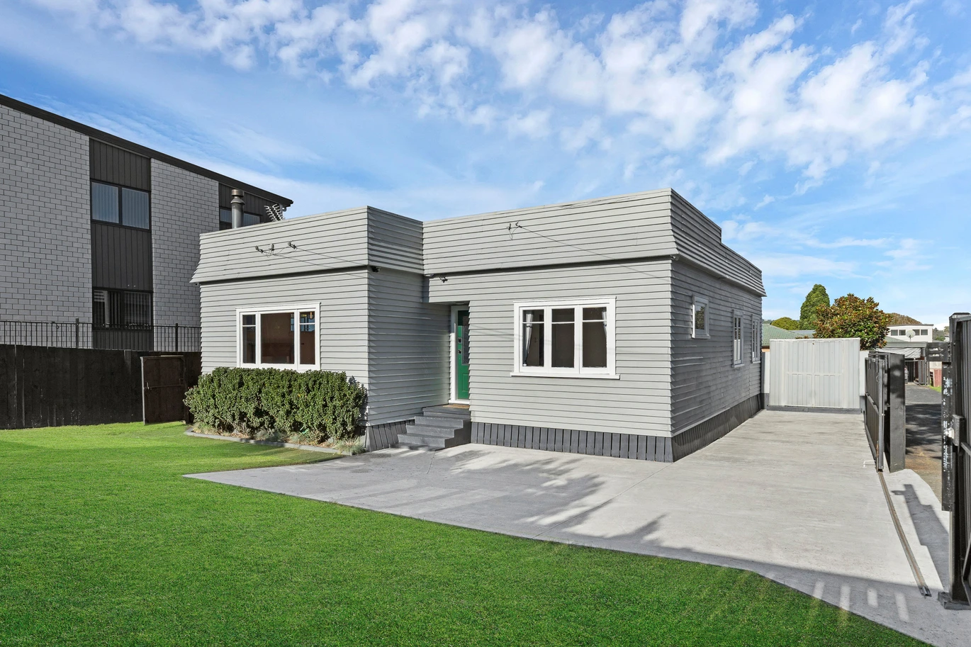 Standalone 3 beds 1 bath house with car park, close to schools, parks, town centre, easy motorway access, 1/39 Settlement Road Papakura, Auckland
