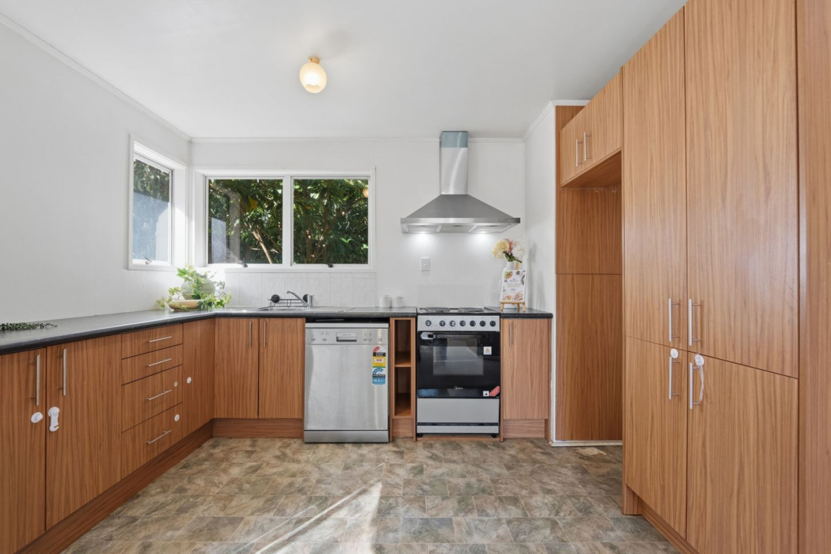 Rangitoto College zone, Home and income on 728m2 section, 171m2 4 beds 2 baths house with garage, The property provides flexible accommodation options, close to schools, Browns Bay village, beach, 4 Redwing Street, Browns Bay, Auckland
