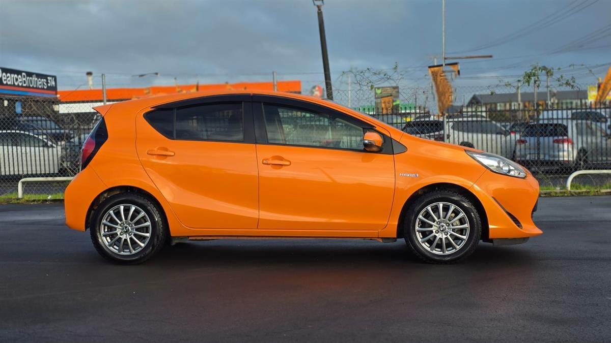 2018 Toyota Aqua *Push Start*Reverse Camera*Nice Mags*3rd Gen* Hatchback Automatic, 5 seats, Hybrid, 1,496 cc, 105,584 km