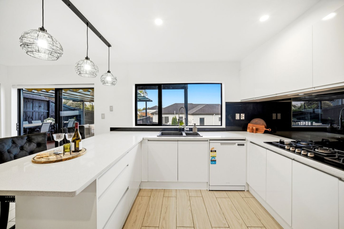 534m2 section, 253m2 5 beds (2 ensuites) 4 baths house with double garage, close to quality schools, parks, local shops, 14 San Casello Rise, Henderson, Auckland