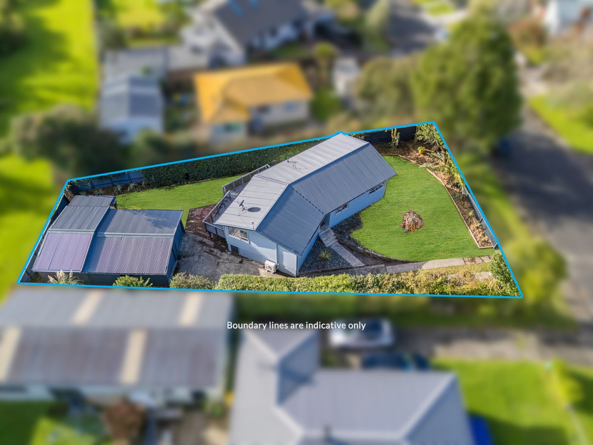 Motivated Vendor with Retirement Plans, 615m2 section, Renovated 3 beds + Flexi room 1 bath house with standalone double garage, close to schools, Lincoln Road’s shops, supermarkets, motorway access, 85 Riverpark Crescent, Henderson, Auckland