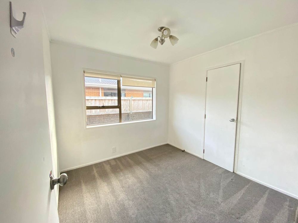 For rent, Macleans College zone, No smoking, 3 beds 1 bath home, available now, 44A Vivian Wilson Drive, Eastern Beach, Auckland