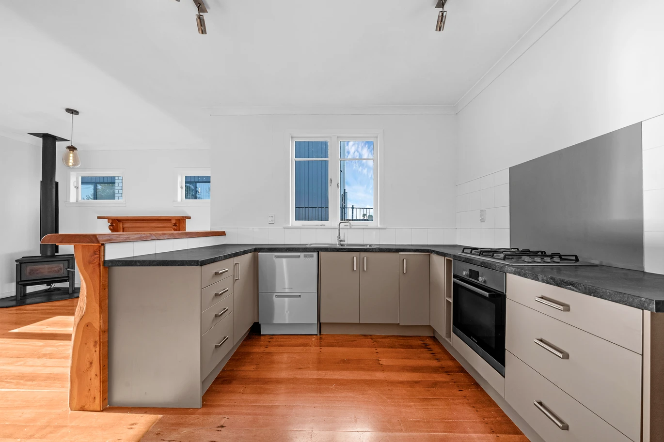 Standalone 3 beds 1 bath house with car park, close to schools, parks, town centre, easy motorway access, 1/39 Settlement Road Papakura, Auckland