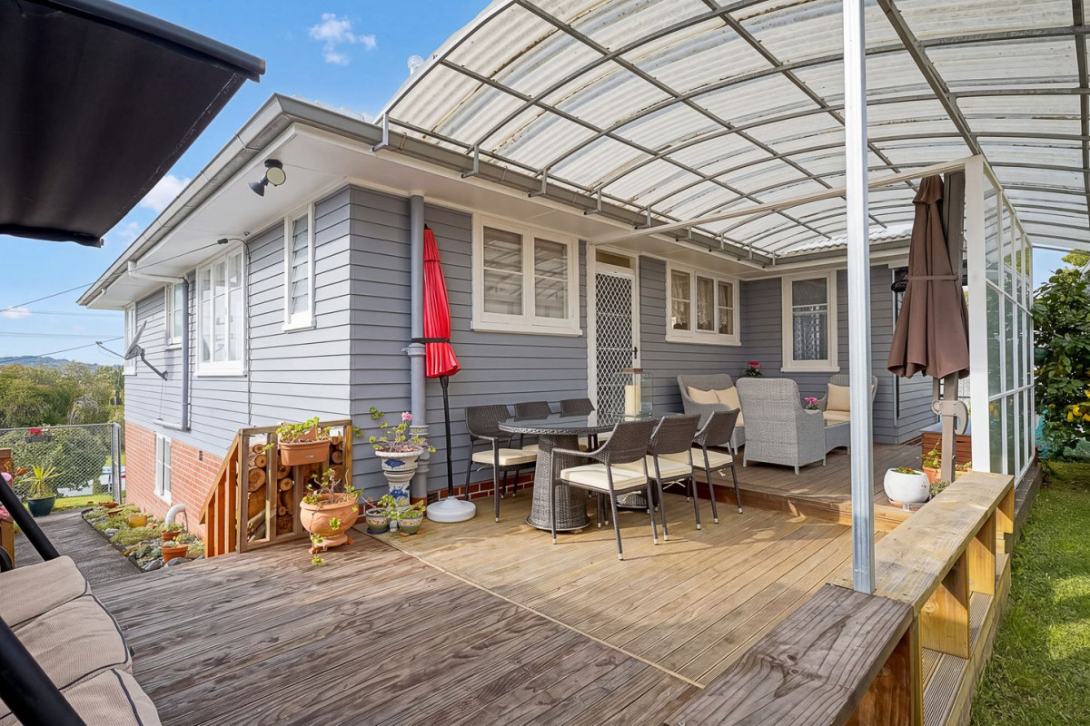 453m2 section, Selling After 27 Years To Downsize, 3 beds 2 baths house with 2 single garages, close to schools, shops, 10 Kelwyn Road, Kelston, Auckland