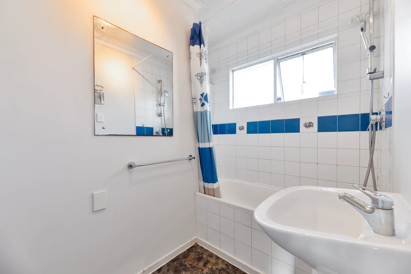 Motivated vendor wants it go, Double Grammar school zone, 2 beds 1 bath apartment, with a secure lock-up garage plus additional storage downstairs. close to shops, supermarket, schools, zoned for Auckland Grammar and Epsom Girls Grammar school, 38B Horoeka Avenue Mount Eden, Auckland