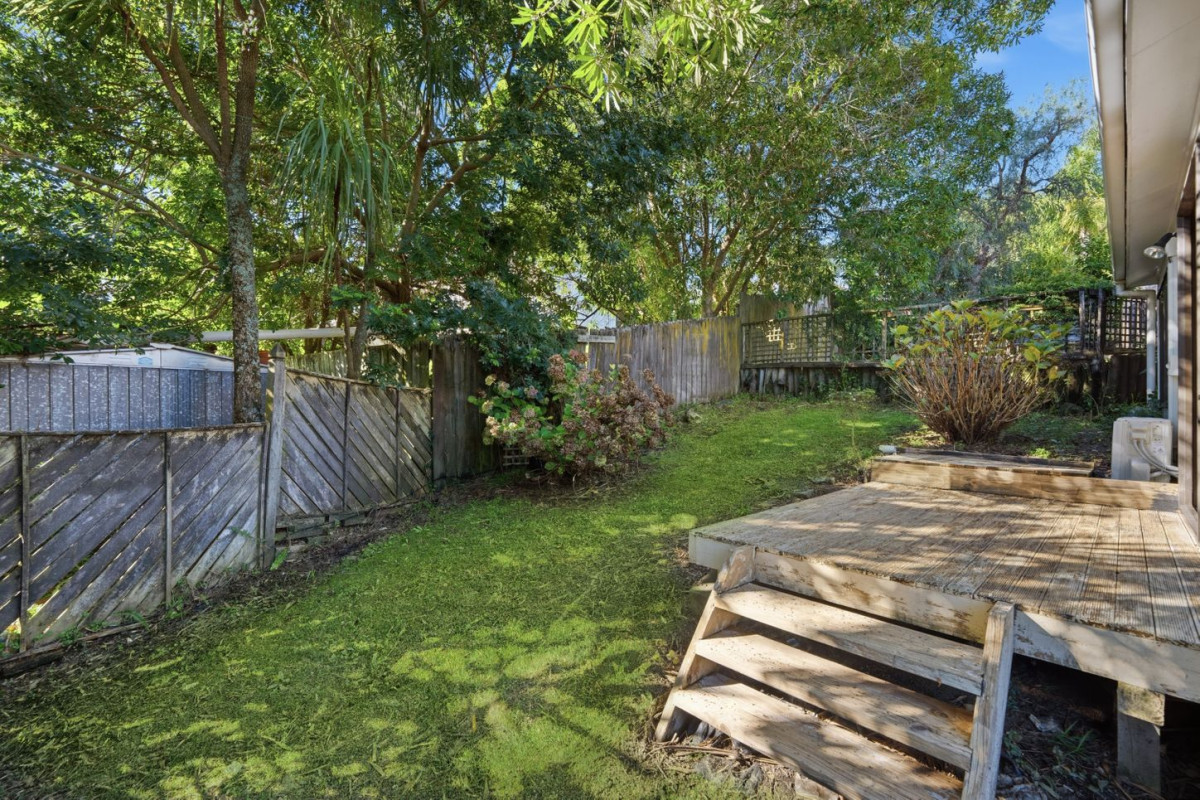 Rangitoto College zone, Home and income on 728m2 section, 171m2 4 beds 2 baths house with garage, The property provides flexible accommodation options, close to schools, Browns Bay village, beach, 4 Redwing Street, Browns Bay, Auckland
