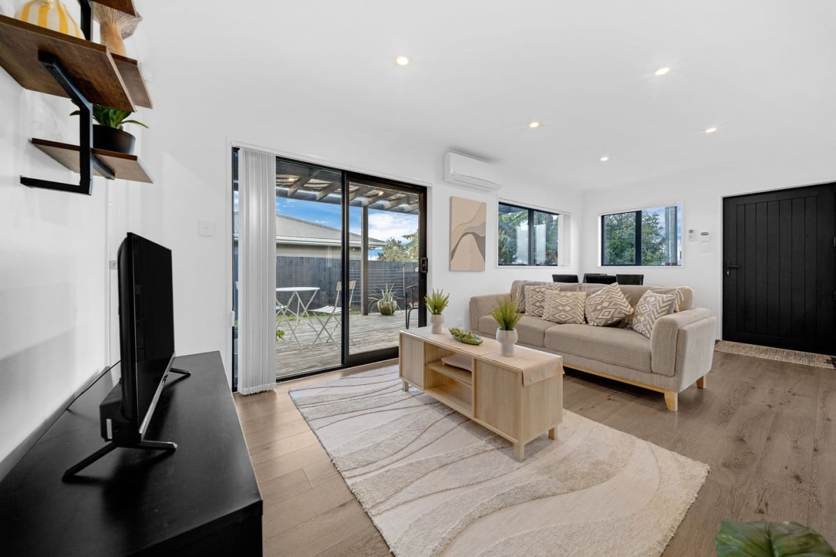 Must sell, 3 beds 2 baths home with garage on 205m2 section, located within walking distance to shops, supermarkets, cinemas, schools, 61a Wellington Street, Pukekohe, Auckland