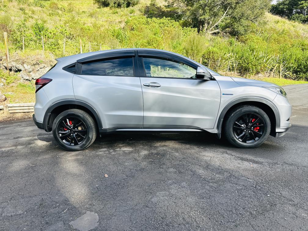 2015 Honda Vezel SPORTS HYBRID !! RV/SUV Tiptronic, 5 seats, Silver, New Import, Hybrid, 1,500 cc, 41,162 km