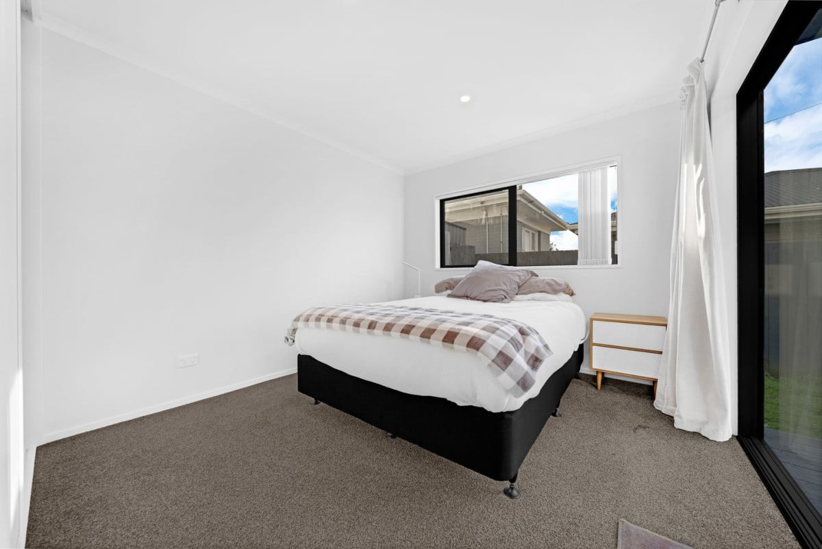 Must sell, 3 beds 2 baths home with garage on 205m2 section, located within walking distance to shops, supermarkets, cinemas, schools, 61a Wellington Street, Pukekohe, Auckland