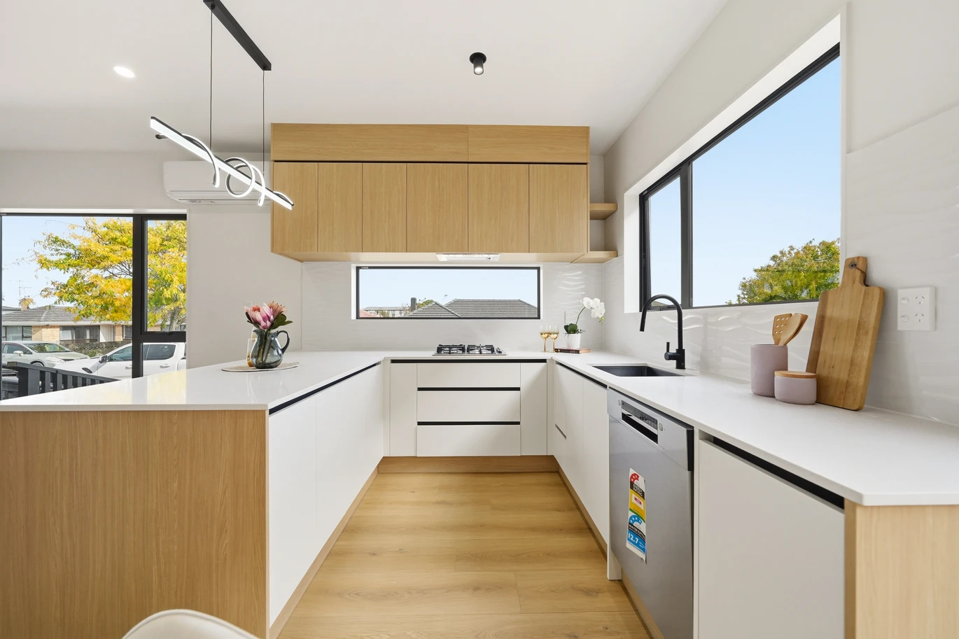 Brandnew freehold 3 beds 2.5 baths home with garage, Stamford’s 10-Year Building Warranty, no body corp or society fees, close to Hunters Plaza, motorway access, Lot 4/6 Richards Avenue Papatoetoe, Auckland